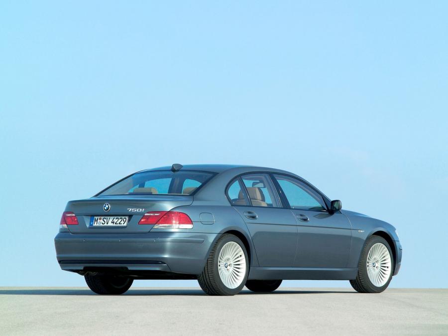 BMW 750i 2005 года  (фото 6 из 16)
